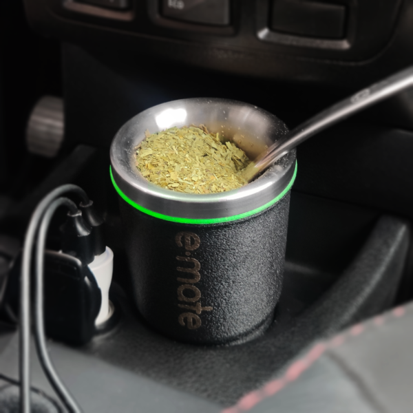 eMate Rutero para auto y camioneta: diseño compacto para colocarlo en el posavasos y mantenerlo caliente, ideal para compartir.